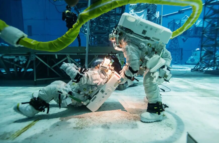 Астронавты тренируются в скафандрах под водой для подготовки к космическим миссиям.
