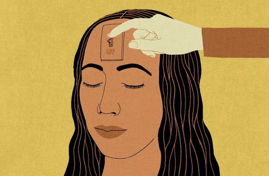 Иллюстрация с длинными волосами и рукой на фоне землисто-желтого цвета.