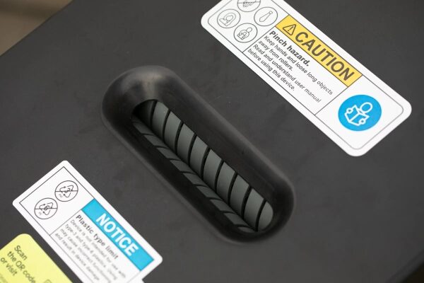 Прорезь, куда вставляется пластик.