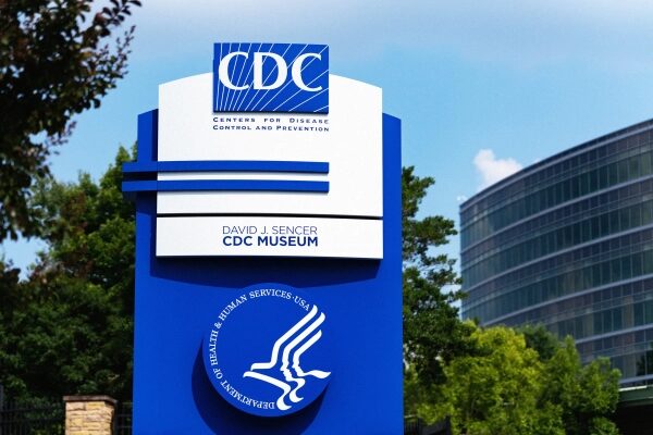 Вывеска музея CDC у здания CDC в зелёной окружающей среде.