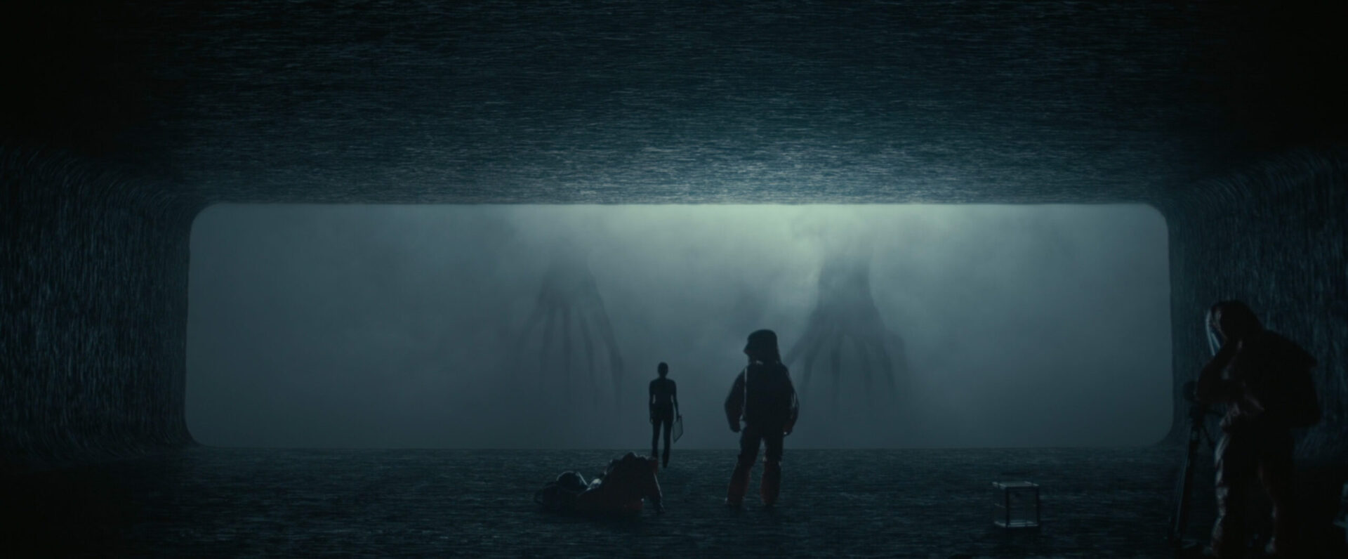 Изображение, на котором видны призрачные фигуры на фоне задымленного портала.