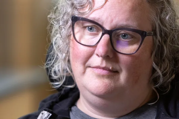 Крупный план лица исследовательницы Кэрри Парч.