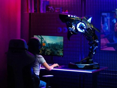 Геймерская комната с необычной лампой и монитором, девушка играет в видеоигру.