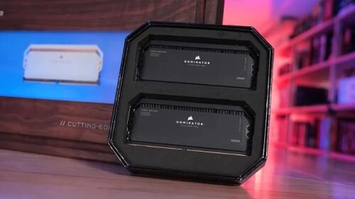 Модули оперативной памяти Corsair Dominator в упаковке на фоне полок, светодиодная подсветка.