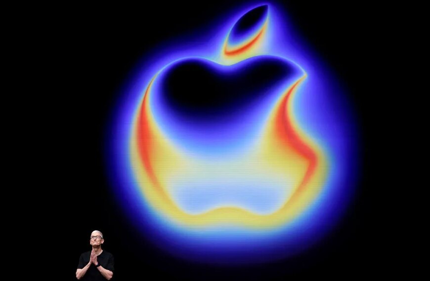 Абстрактный логотип Apple на черном фоне, человек стоит внизу.