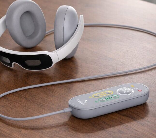 Очки и пульт управления на столе, современное устройство для глазного массажа.