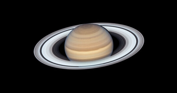 Сатурн с кольцами в космосе, планета солнечной системы.