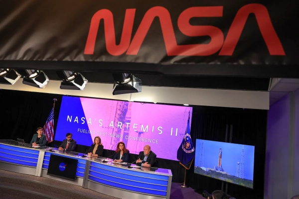 На изображении могут быть Карлос Брюс, Шерри Куту, Кристина Хофф Соммерс, взрослый человек, толпа, лицо и голова.