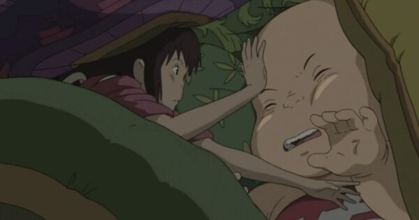 Девочка и младенец из аниме в кровати, сцена с неожиданным сюжетом.