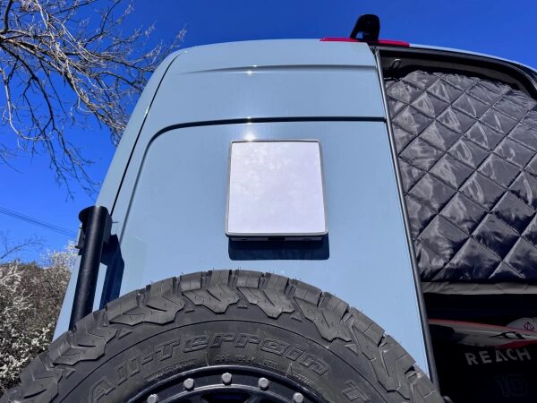 Усовершенствованная портативная радиостанция Starlink Mini с питанием от батареи уже здесь! 12 <em>Не идеально для приема сигнала, но магниты открывают множество возможностей для крепления Starlink Mini.</em>