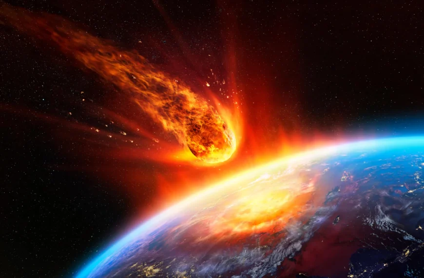 Метеорит падает на Землю, огненный след в космосе.