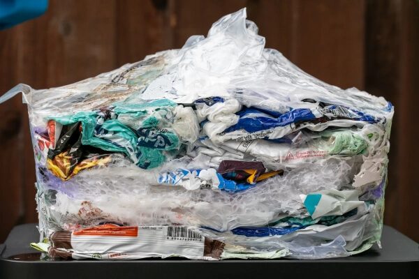 Увеличьте изображение, чтобы увидеть, насколько сильно (и насколько не сильно) компактор склеивает пластик.