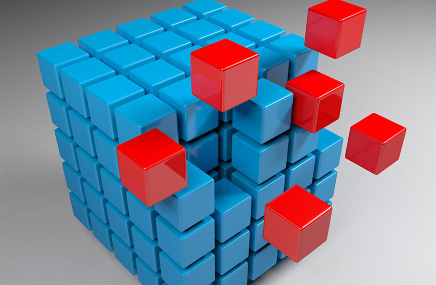 Синие и красные кубы, разлетающиеся от центрального куба, абстрактное изображение 3D.