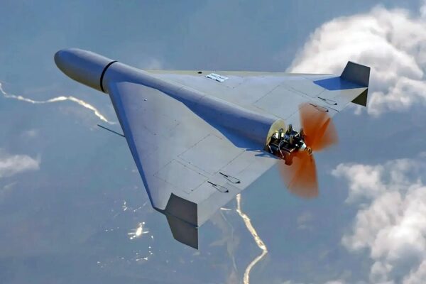 Дрон в небе с вращающимся пропеллером, вид сверху. Облака и земля на заднем плане.