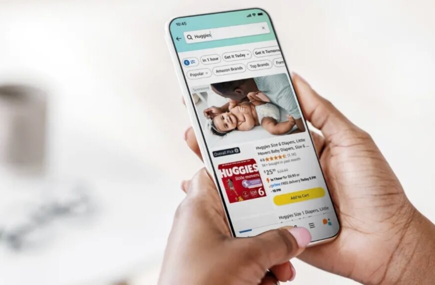 Человек смотрит на смартфоне подгузники Huggies в интернет-магазине.