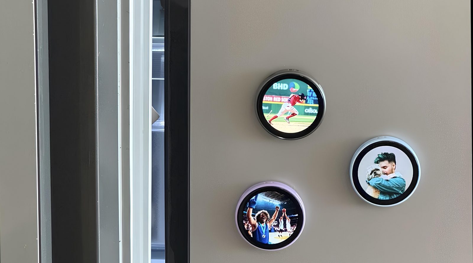 Круглые магниты на холодильнике с изображением бейсболиста и баскетболиста. Спортивная тематика.