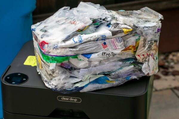 Один из кирпичей Шона лежит на вершине станка.