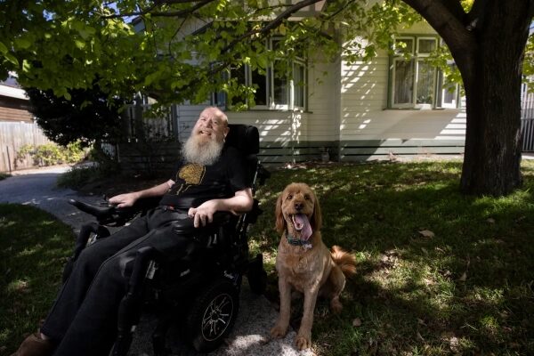 Изображение может содержать элементы архитектуры, здания, открытого пространства, укрытия, лица, головы, человека, фотографии, портрета, травы и растений.