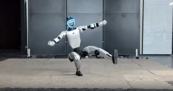 Гуманоидный робот в движении, демонстрирует баланс и инновационные технологии.
