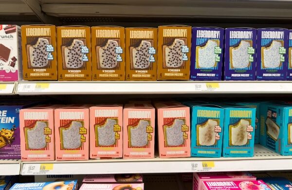 Много шума из-за белка 6 На полке в продуктовом магазине видна линейка протеиновых пирожных, похожих на Pop-Tarts от Legendary, разных вкусов.