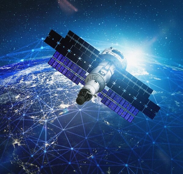 Спутник на околоземной орбите, соединённый с глобальной сетью коммуникаций.
