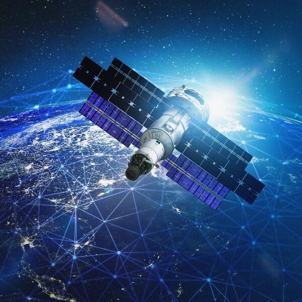 Спутник на околоземной орбите, соединённый с глобальной сетью коммуникаций.