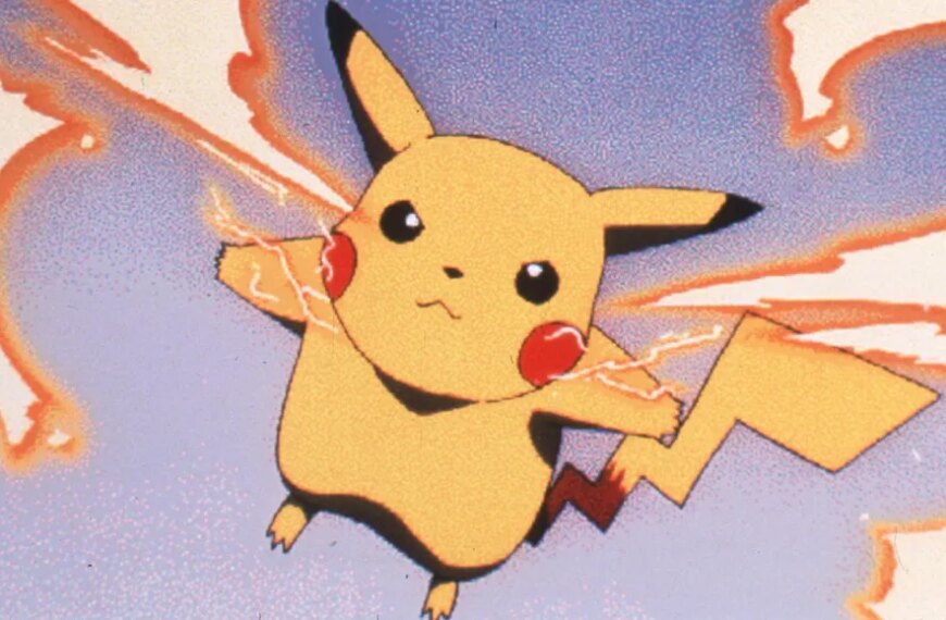 Пикачу использует электрический разряд на фоне неба.