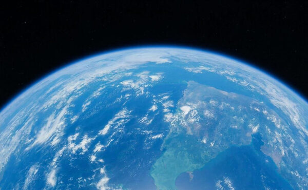 Почему люди покорили планету быстрее других видов 3 Вид Земли из космоса с облаками и океанами на фоне черного космоса.