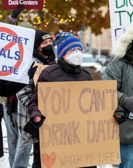 Протест против дата-центров, плакаты: "Вы не можете пить данные", "Вода — это жизнь".