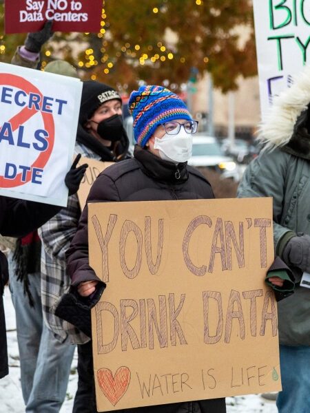 Протест против дата-центров, плакаты: "Вы не можете пить данные", "Вода — это жизнь".