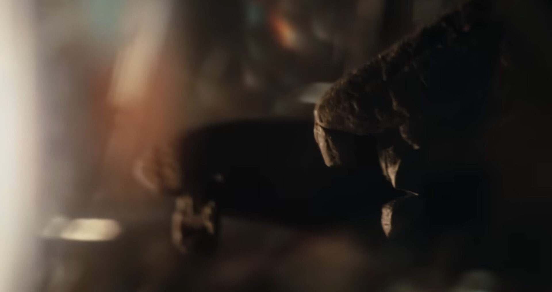 Изображение эридианца, показывающего два больших пальца вниз.