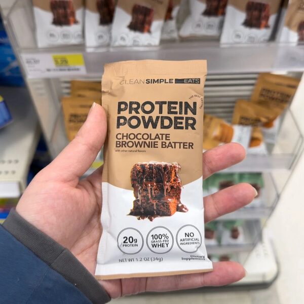 Много шума из-за белка 5 Протеиновый порошок со вкусом шоколадного брауни в руке.