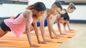 толпу ребят отжиматься