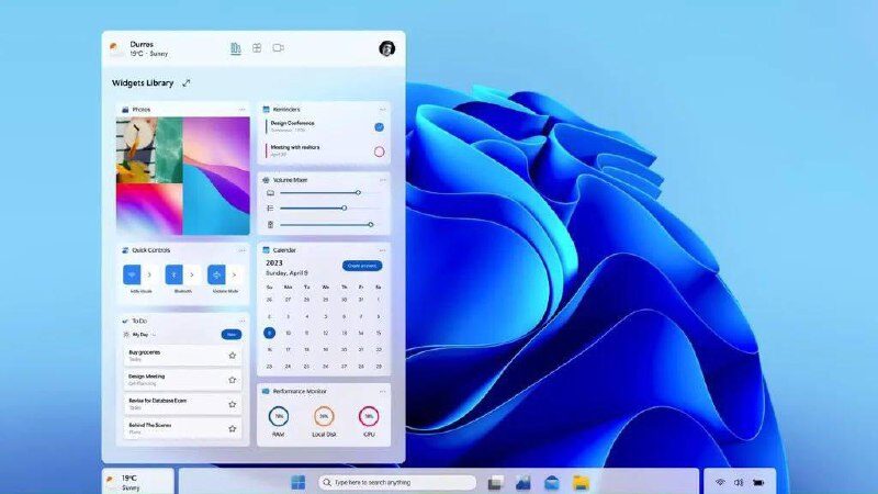 Скриншот интерфейса Windows с виджетами и обоями в синих тонах.