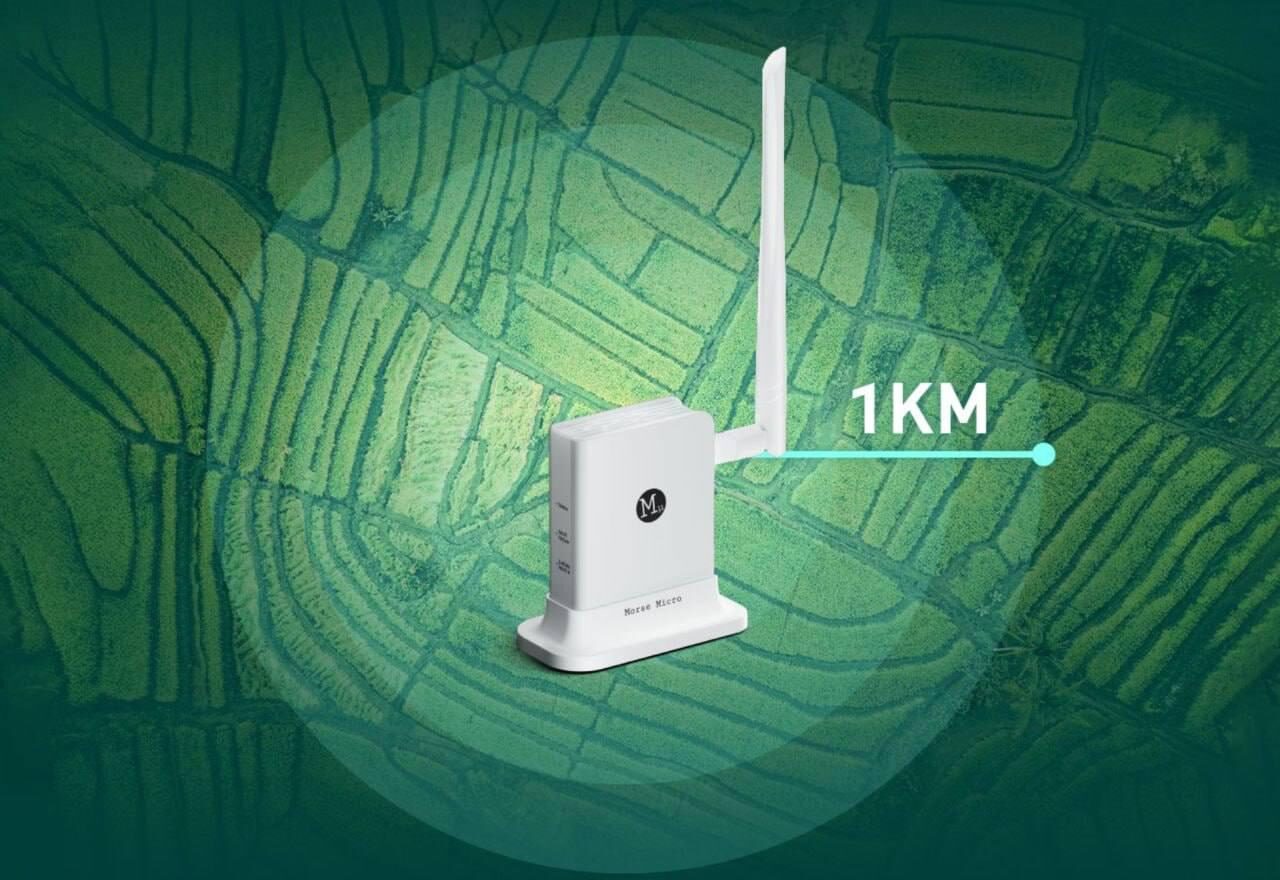 Wi-Fi передатчик с антенной на фоне поля, радиус действия 1 км.