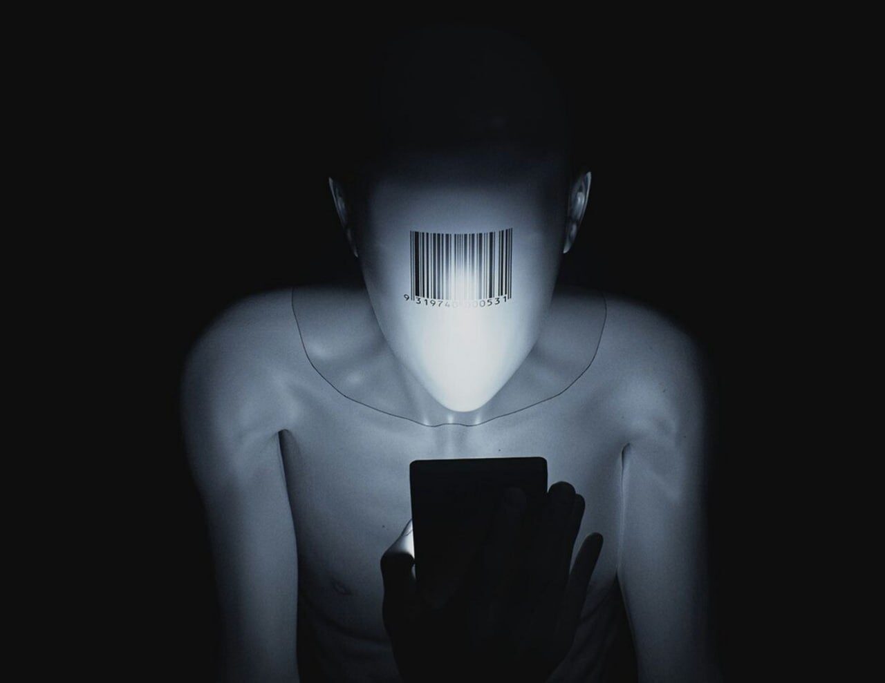 Манекен со штрихкодом на лице смотрит на смартфон в темноте.