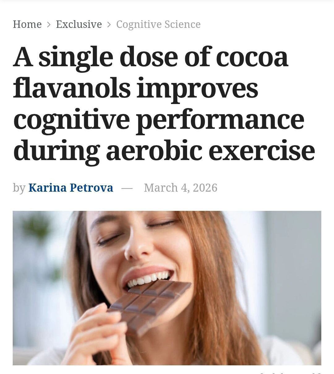 Женщина ест шоколад, статья о влиянии флаванолов на когнитивные функции.