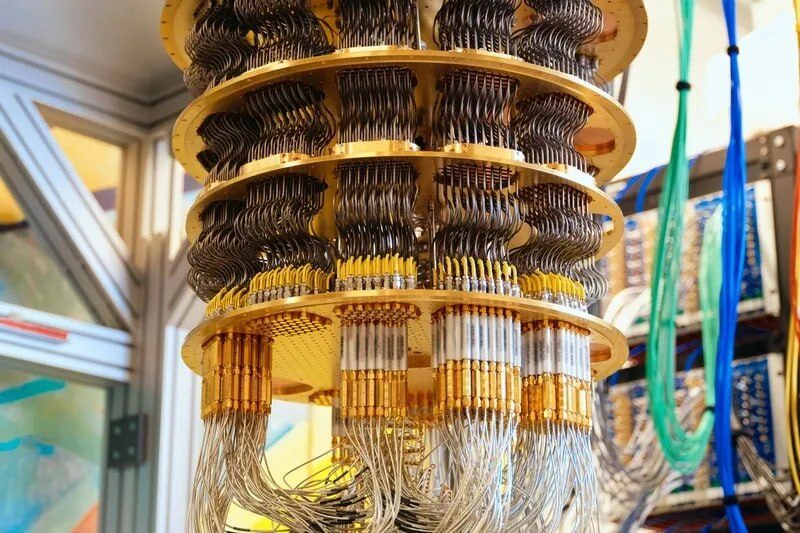 Квантовый компьютер с проводами в лабораторных условиях, технологии будущего.