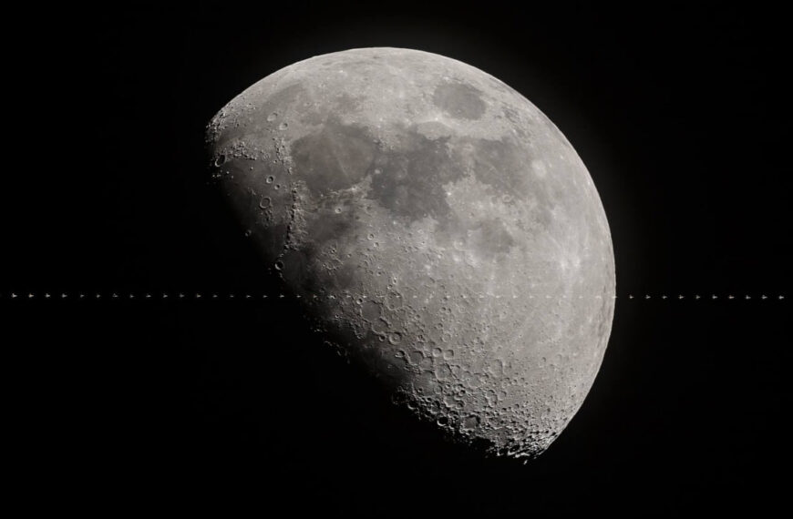 Луна и МКС в ночном небе, транзит Международной космической станции.