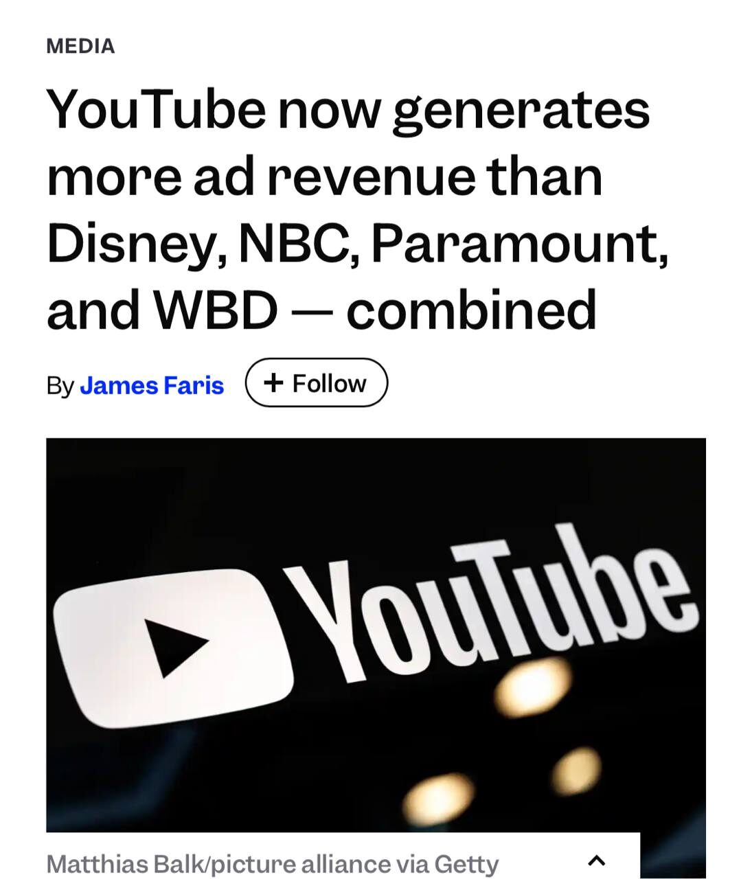 YouTube обгоняет Disney, NBC и другие по рекламным доходам, логотип YouTube на черном фоне.