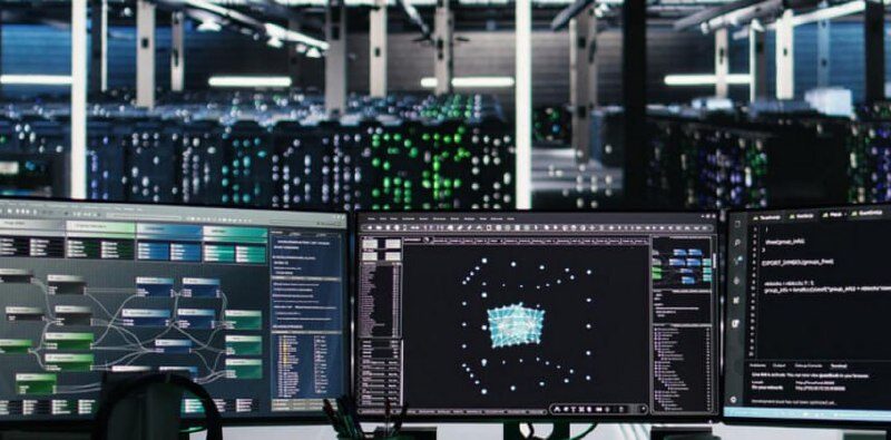 Центр обработки данных с мониторами и серверами в рабочем процессе.