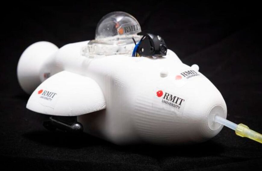 Миниатюрный белый подводный дрон от RMIT с игловым наконечником, черный фон.