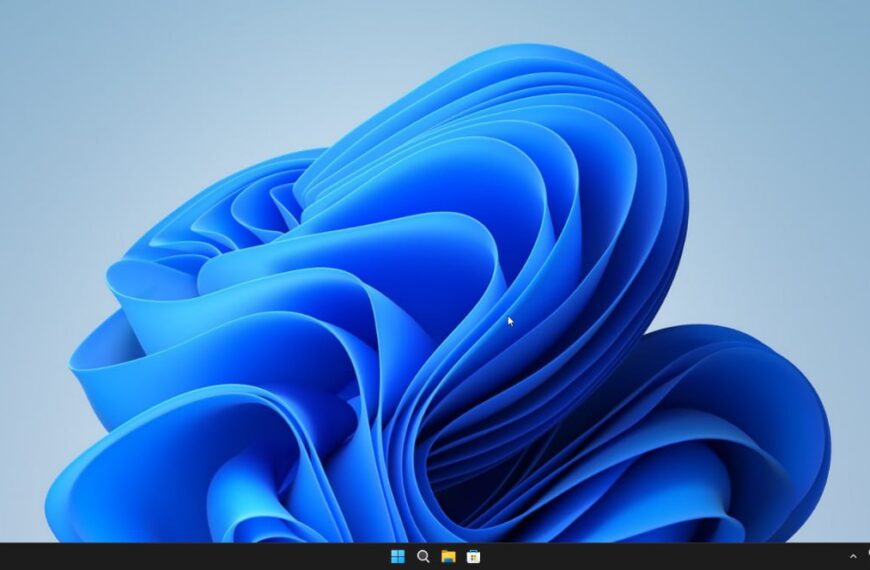 Рабочий стол Windows 11 с фоном в виде синей абстракции и панелью задач внизу.
