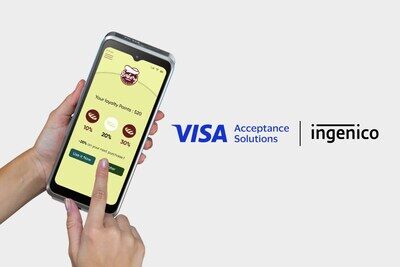 Человек пользуется приложением на смартфоне рядом с логотипами Visa и Ingenico.