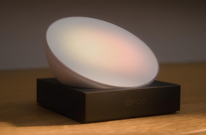 Светодиодный настольный светильник на деревянной поверхности для стильного интерьера.