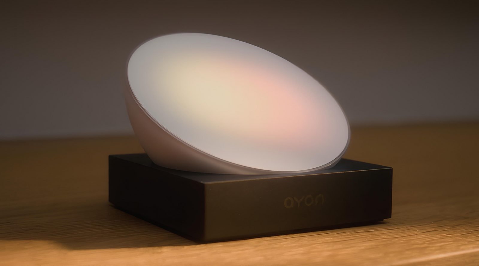 Светодиодный настольный светильник на деревянной поверхности для стильного интерьера.