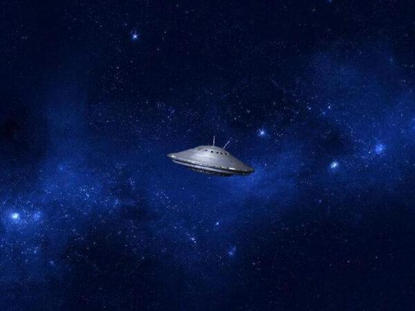 НЛО в космосе на фоне звездного неба.