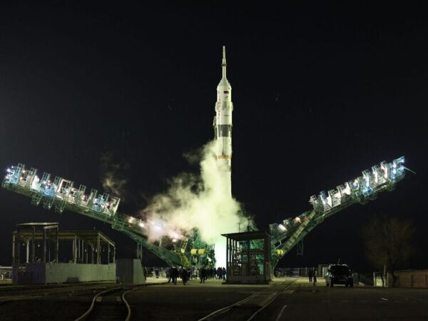 Ракета на стартовой площадке ночью, подготовка к запуску в космос.