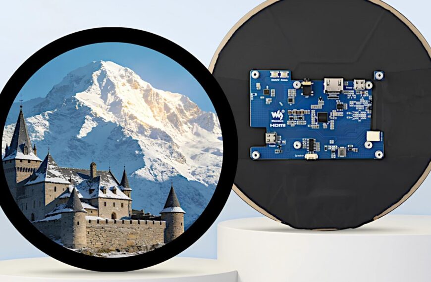 Круглый экран с изображением замка и горы, рядом электронная плата.