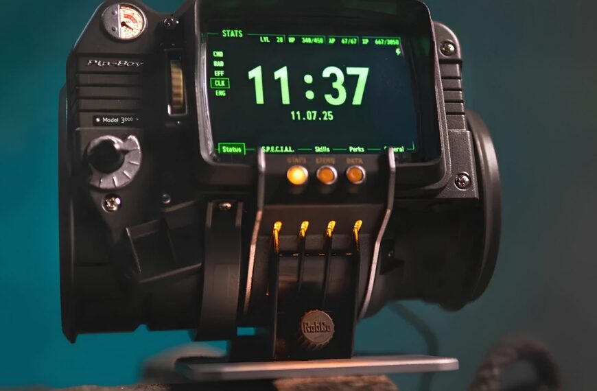 Ретро-футуристический гаджет с экраном и кнопками в стиле научной фантастики.